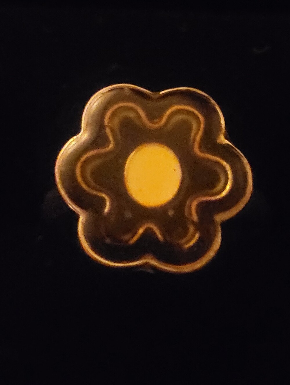 Vintage Retro Enamel Flower Ring Gold Tone Scalloped Floral Band Unmarked